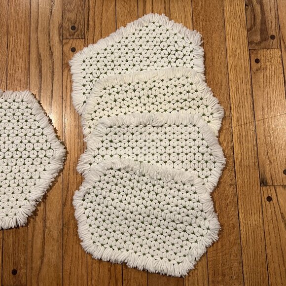 VTG 1970s Handmade Crochet Knit White & Green Daisy Placemats & Centerpiece Set - Picture 3 of 6